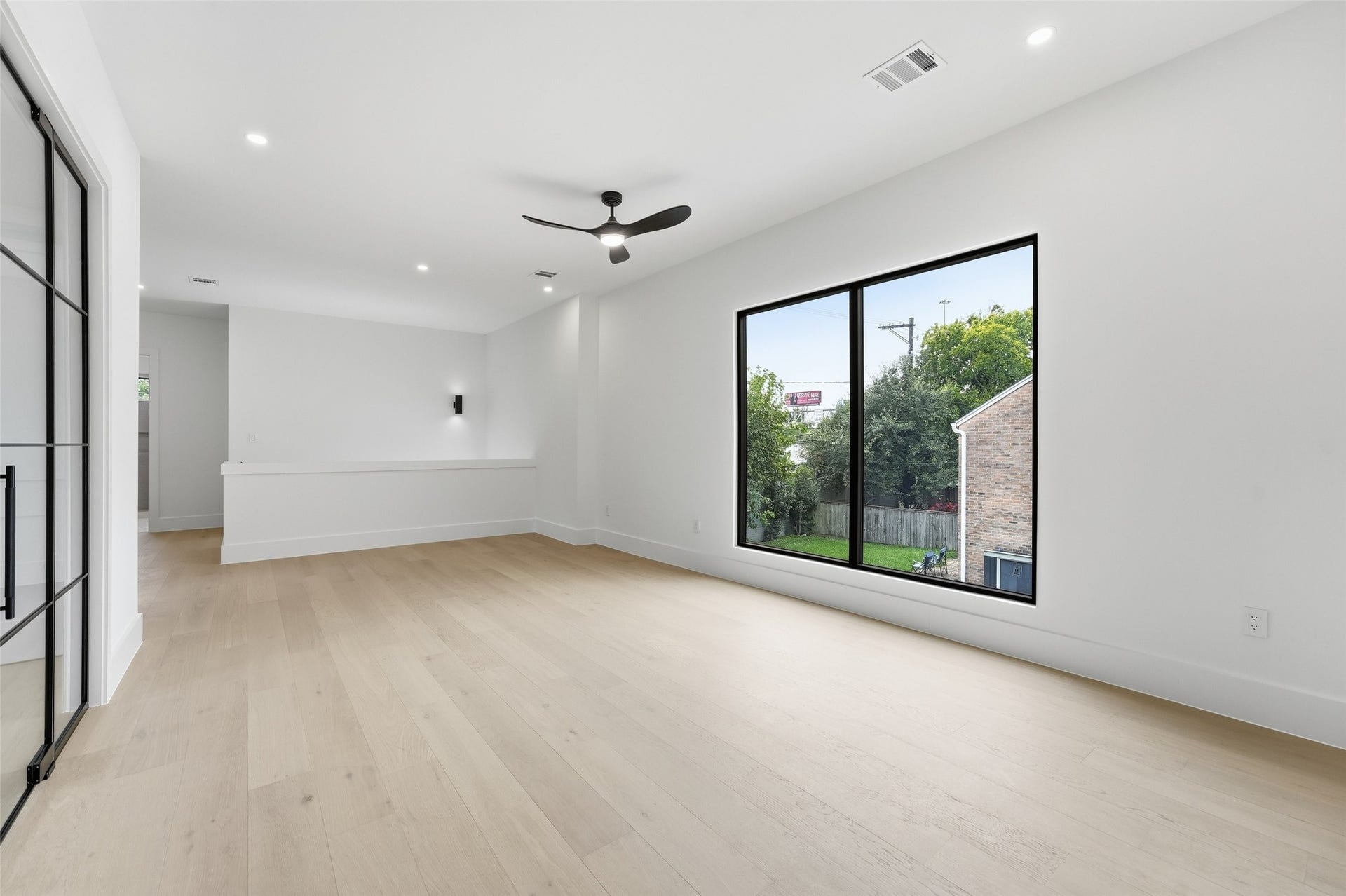 519 W 30th Street, Houston, TX 77018 Spacious and bright game room with large windows and sleek finishes, perfect for entertainment and relaxation.