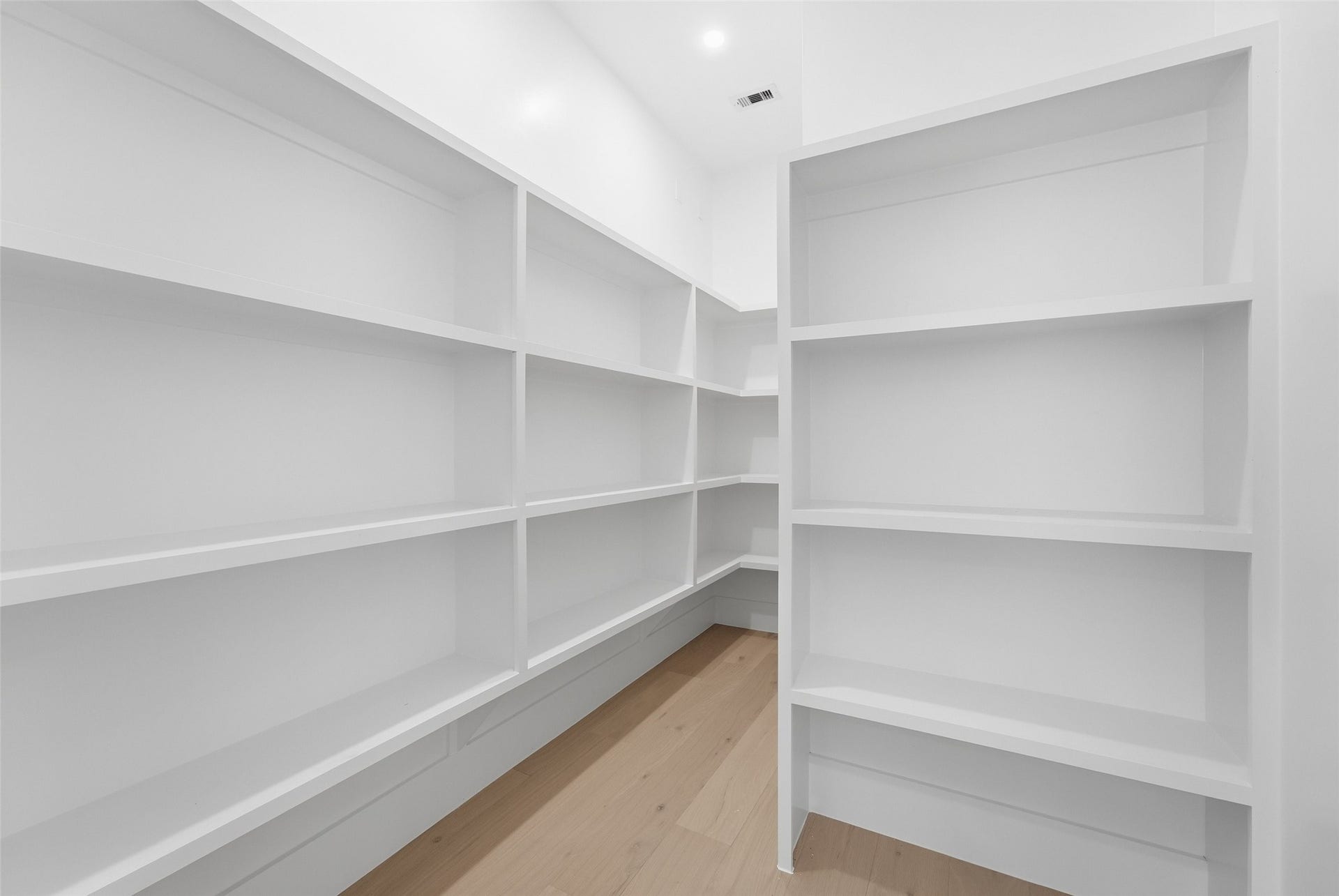 519 W 30th Street, Houston, TX 77018 A spacious walk-in pantry with floor-to-ceiling open shelving provides exceptional storage