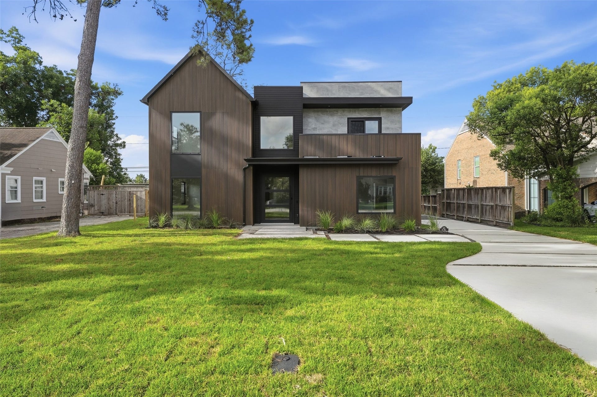 519 W 30th Street, Houston, TX 77018 Approachable modern architecture, exceptional craftsmanship and a striking faade create an unforgettable first impression.