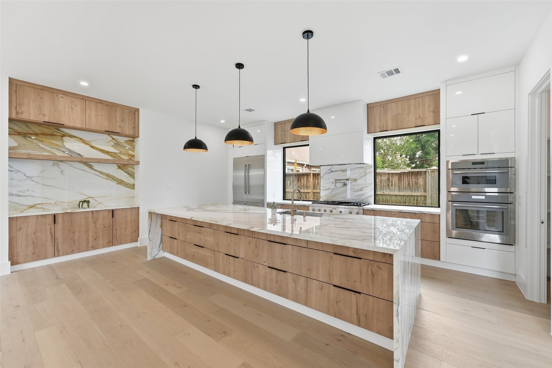 519 W 30th Street, Houston, TX 77018 Ample workspace and abundant storage for all your entertaining needs.