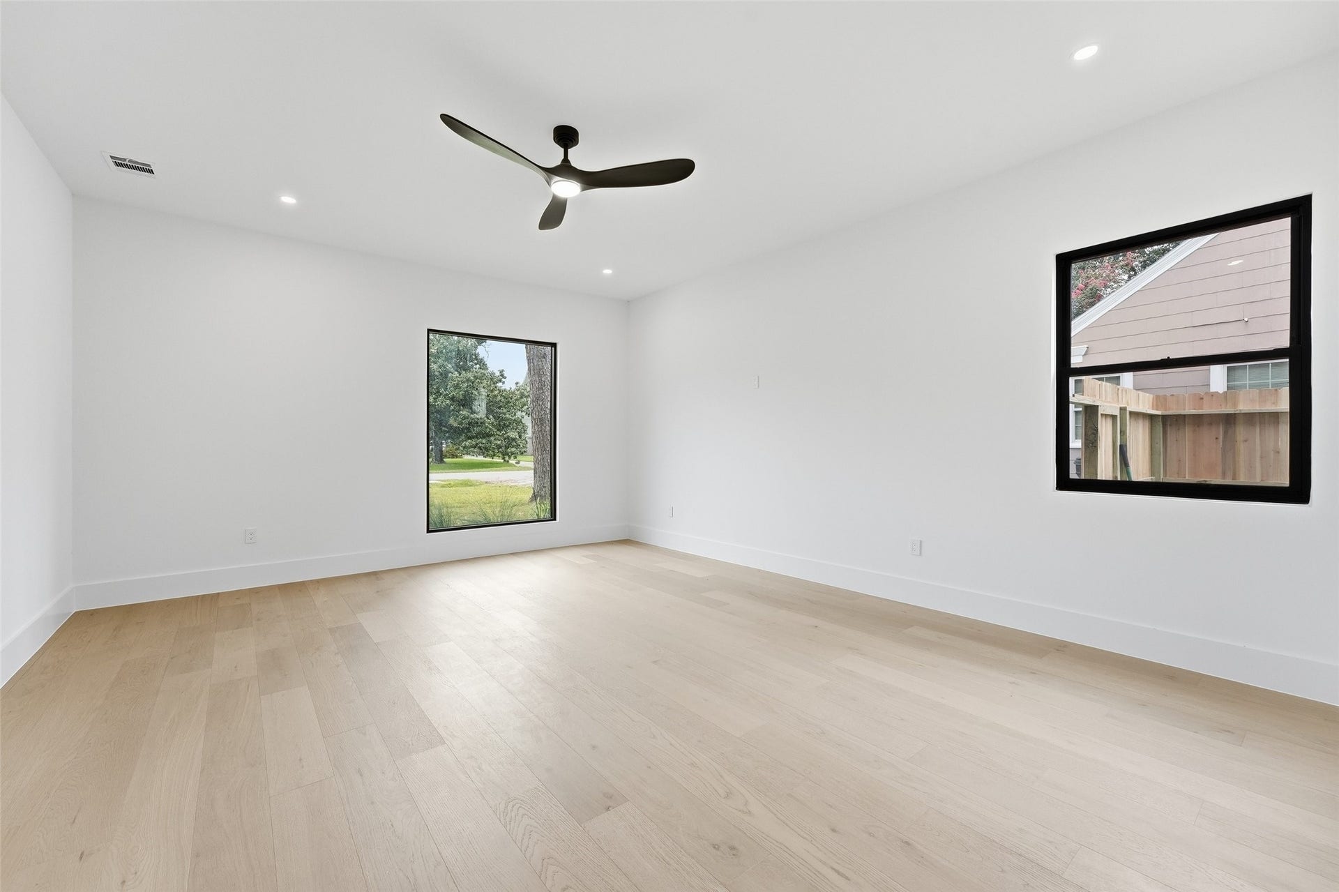 519 W 30th Street, Houston, TX 77018 The primary bedroom is located on the first floor, offering a private and secluded retreat.