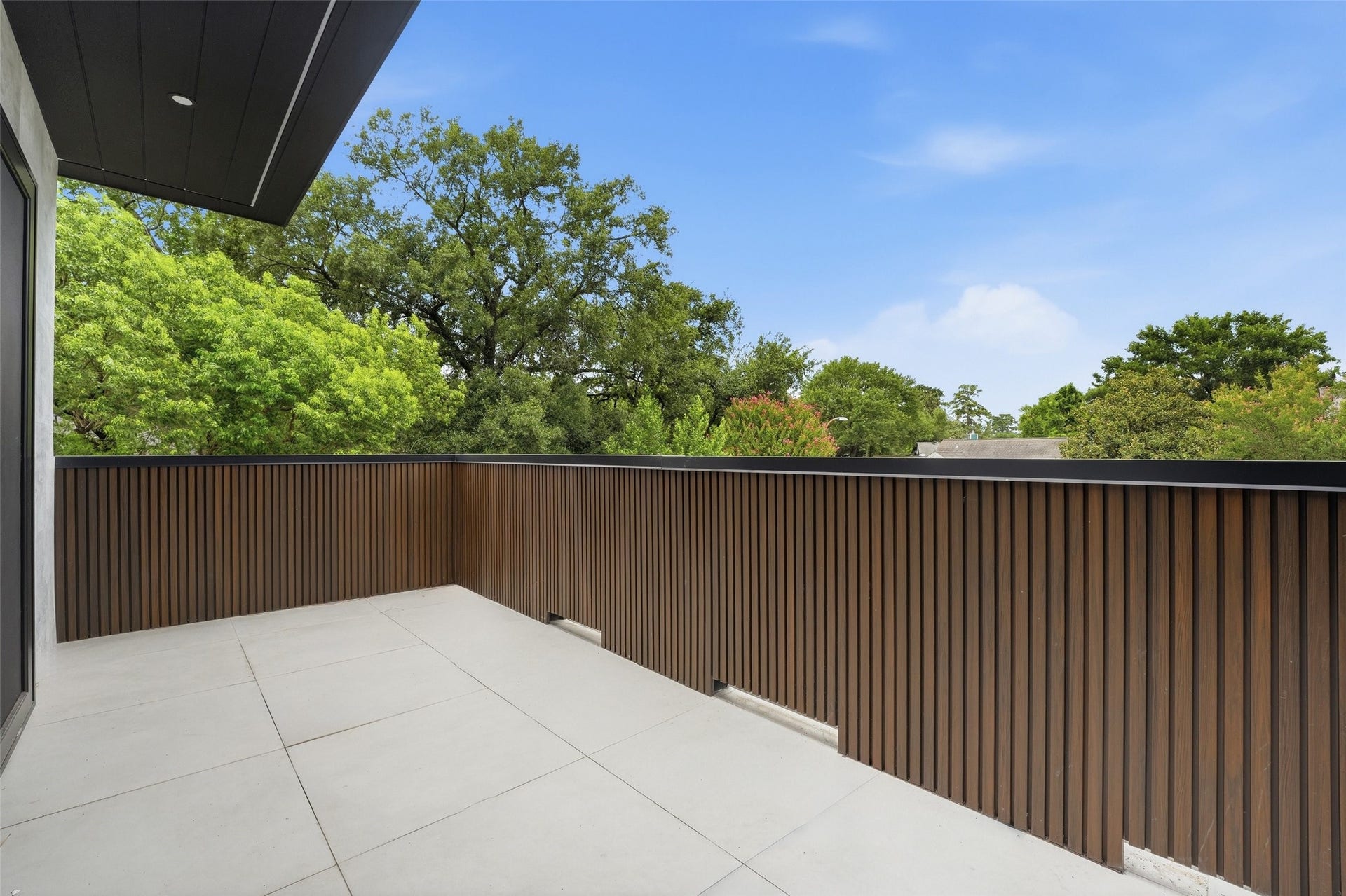 519 W 30th Street, Houston, TX 77018 An expansive upstairs terrace offers a private outdoor retreat with plenty of room for lounge seating, entertaining, and enjoying the surrounding treetop views