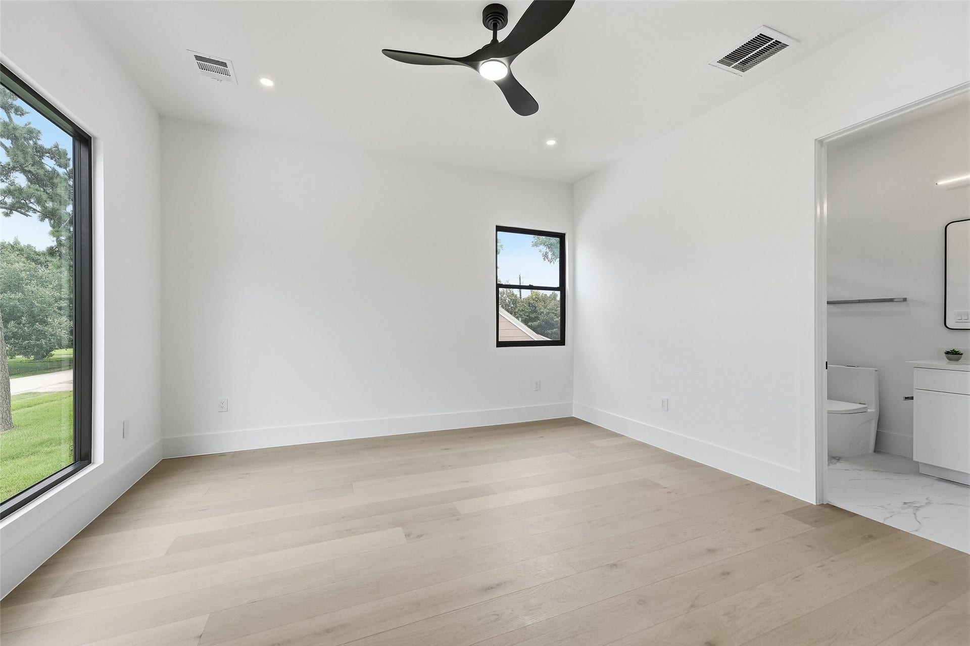 519 W 30th Street, Houston, TX 77018 Upstairs bedroom two offers generous proportions, abundant natural light