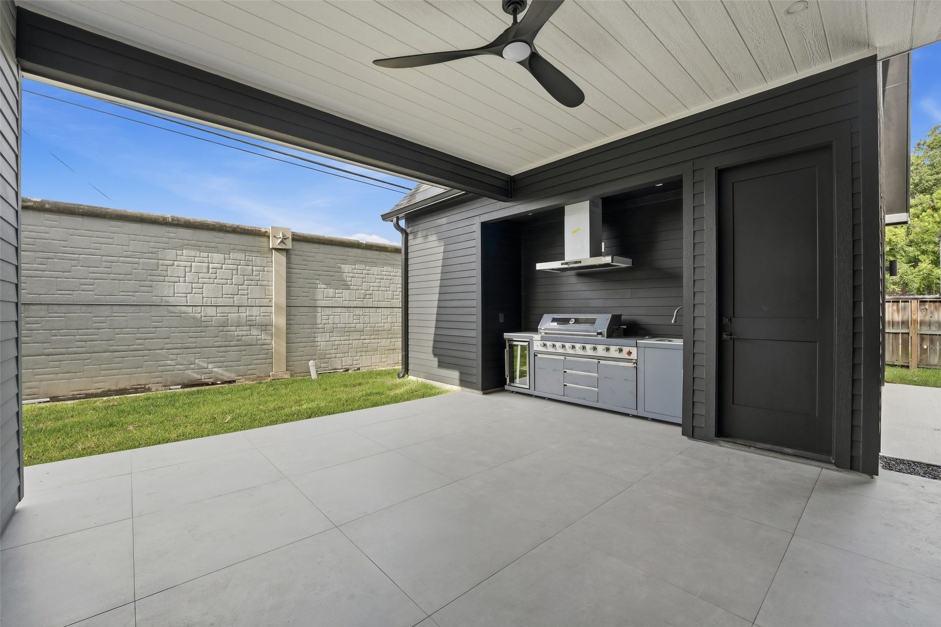 519 W 30th Street, Houston, TX 77018 A low-maintenance backyard is designed for effortless enjoyment, featuring a spacious covered patio and a well-equipped outdoor kitchen for year-round entertaining.