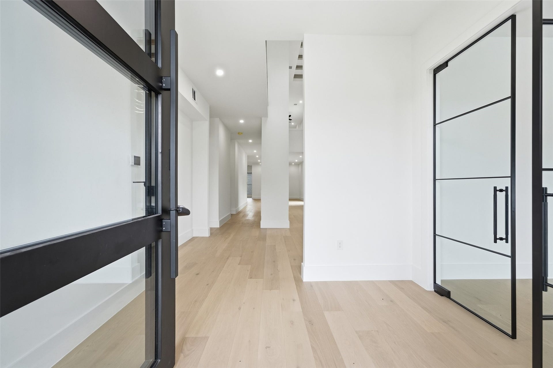 519 W 30th Street, Houston, TX 77018 Experience an elegant and modern foyer as you enter.