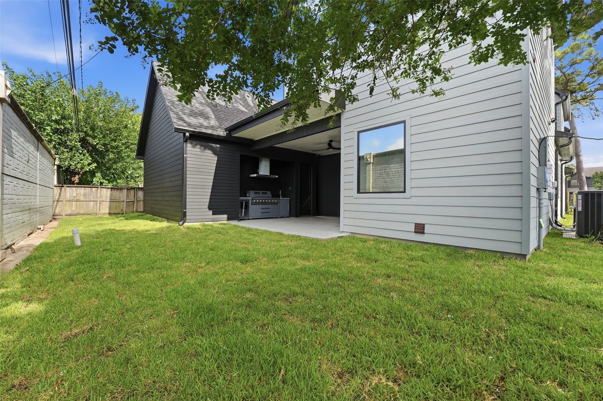 519 W 30th Street, Houston, TX 77018 Inviting green space without the burden of extensive upkeep.