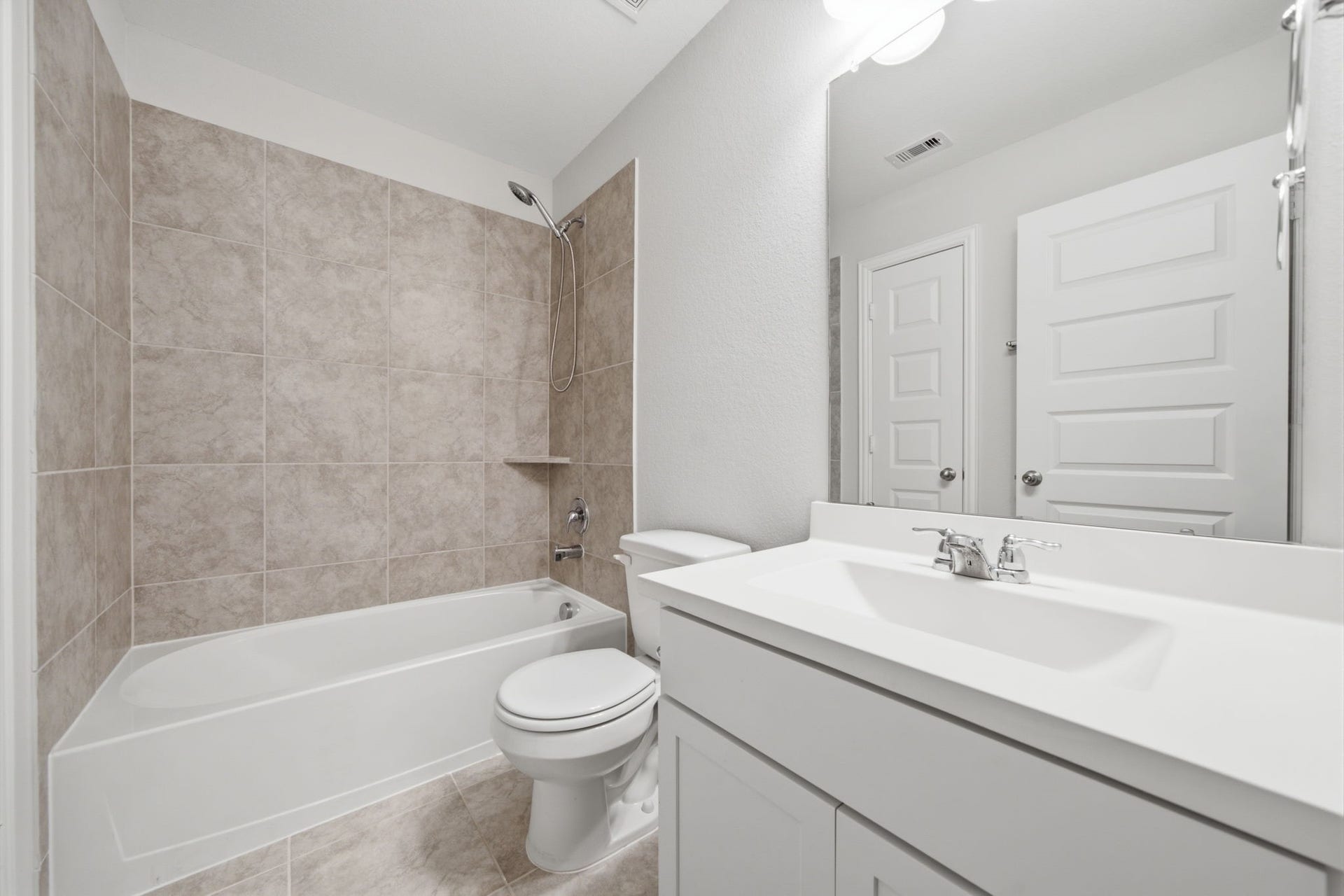 7116 Elgin Street, Pearland, TX 77584 Full bathroom