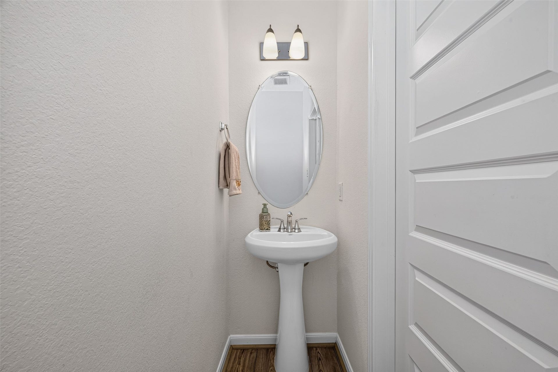 9453 Castillo Court, Magnolia, TX 77354 A conveniently located half bathroom adds comfort and practicality to the main level. Its accessible location makes entertaining guests and enjoying the downstairs living areas even easier.