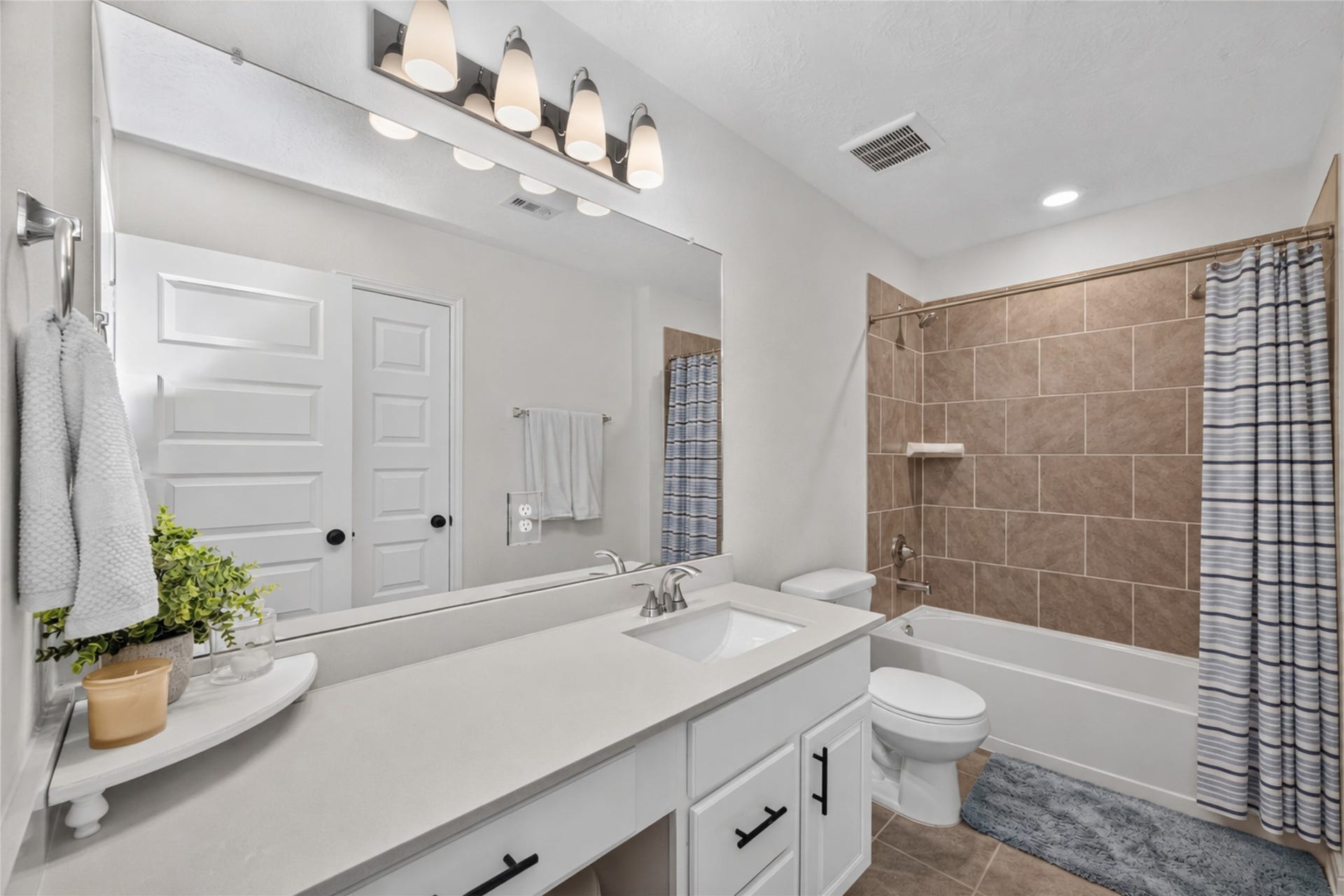 9453 Castillo Court, Magnolia, TX 77354 The upstairs bathroom features a spacious vanity and a tub-and-shower combination. Its practical layout and attractive finishes provide both comfort and convenience for everyday routines.