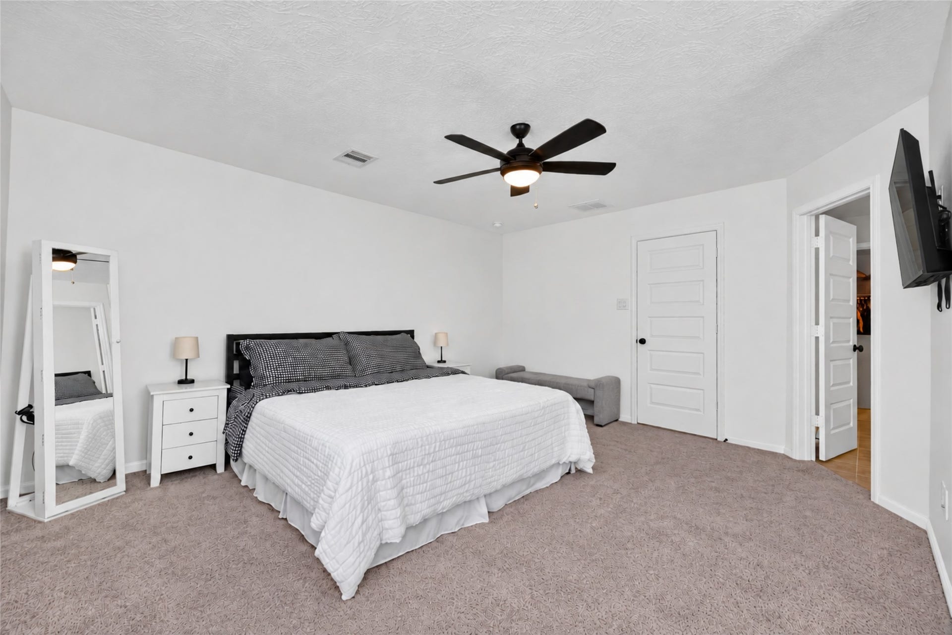 9453 Castillo Court, Magnolia, TX 77354 Create your ideal personal sanctuary in this inviting primary bedroom. The neutral finishes and generous floor space offer flexibility for your favorite furnishings and decorative style.