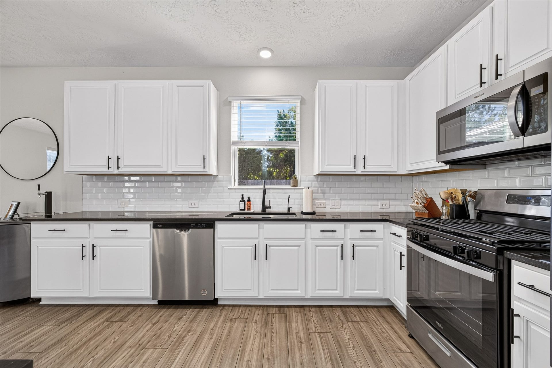 9453 Castillo Court, Magnolia, TX 77354 Create your favorite meals in this attractive kitchen featuring white cabinetry, stainless steel appliances, and generous counter space. The combination of stylish finishes and practical storage makes cooking and entertaining a pleasure.