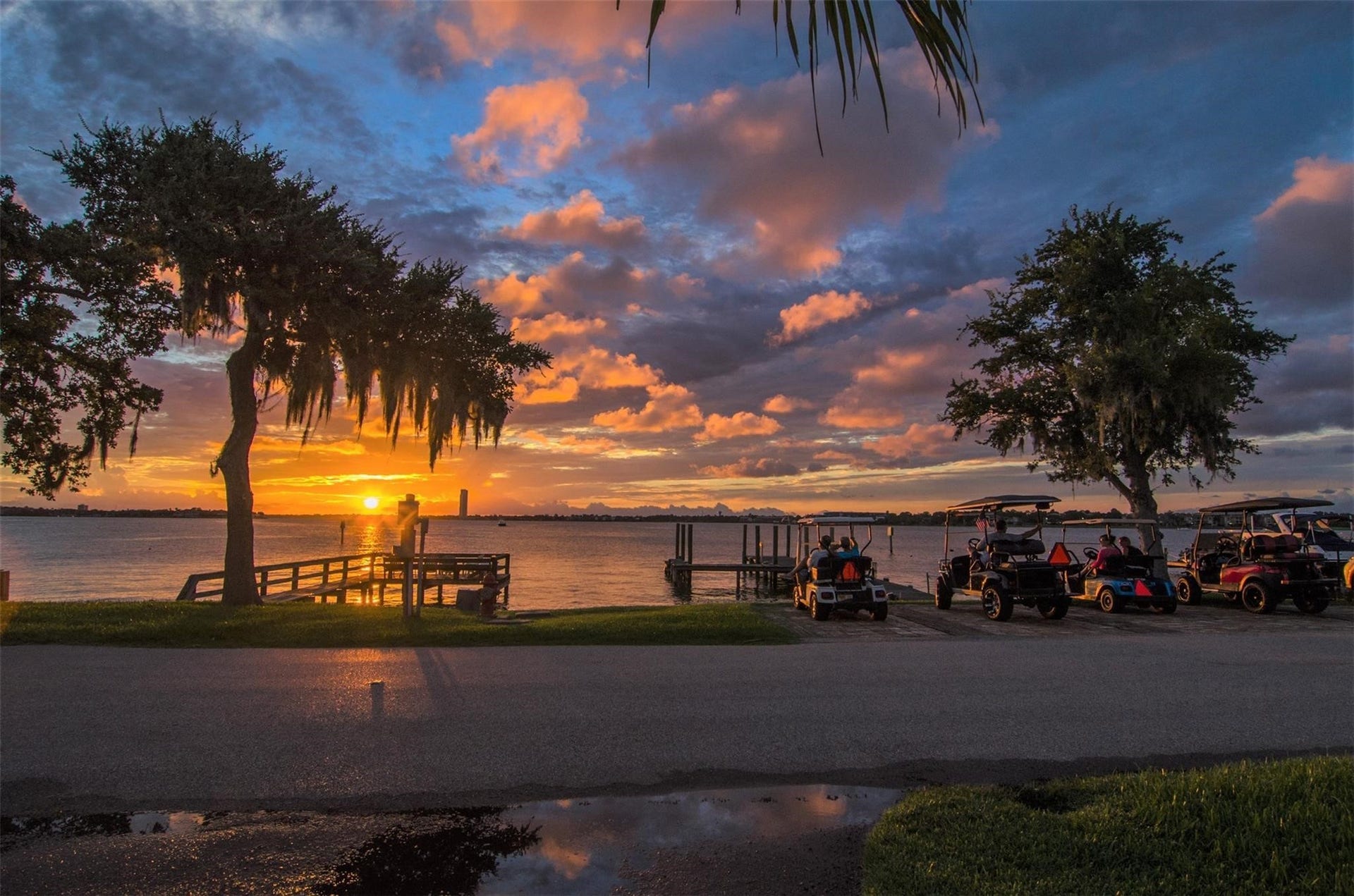 209 Queen Road, Clear Lake Shores, TX 77565 Breathtaking sunrises and sunsets daily. What's not love about this waterfront community