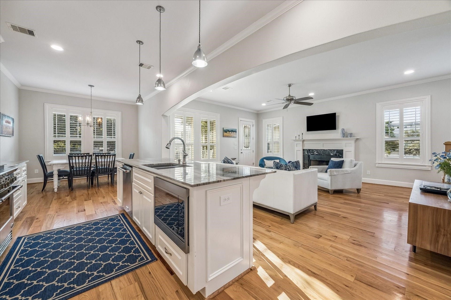 209 Queen Road, Clear Lake Shores, TX 77565 Perfect for everyday living and entertaining