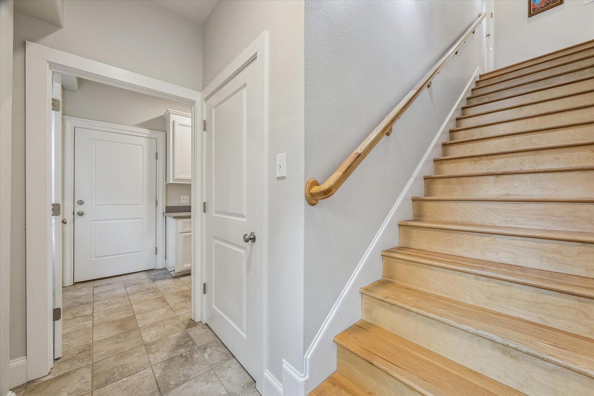 209 Queen Road, Clear Lake Shores, TX 77565 Private entry from the garage with the stairs leading to the main level. An expansive laundry/mud room, storage closet and access to the backyard