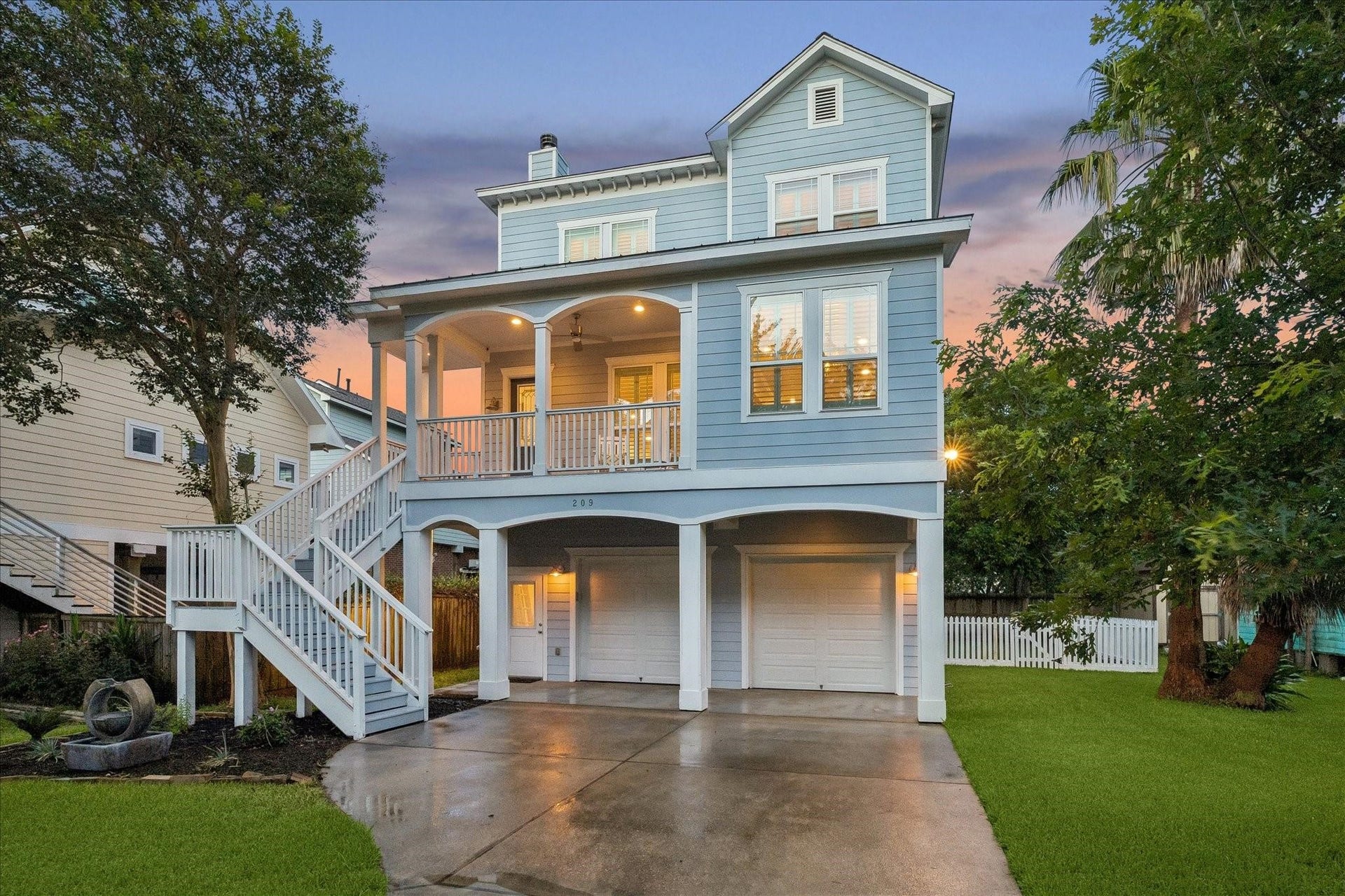 209 Queen Road, Clear Lake Shores, TX 77565 Welcome to 209 Queen Rd. This charming home features a classic coastal look just steps from the lake front in the desirable community of Clear Lake Shores