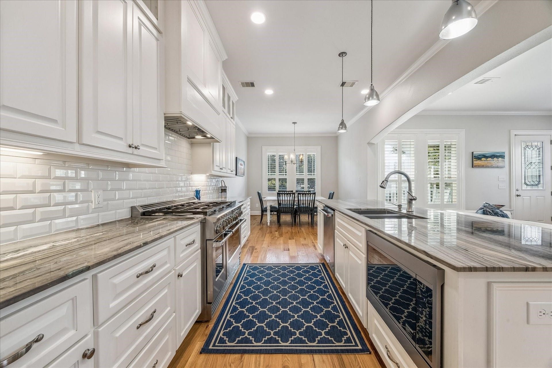 209 Queen Road, Clear Lake Shores, TX 77565 Plenty of storage and countertop space, under cabinet lighting, microwave drawer and large stainless sink
