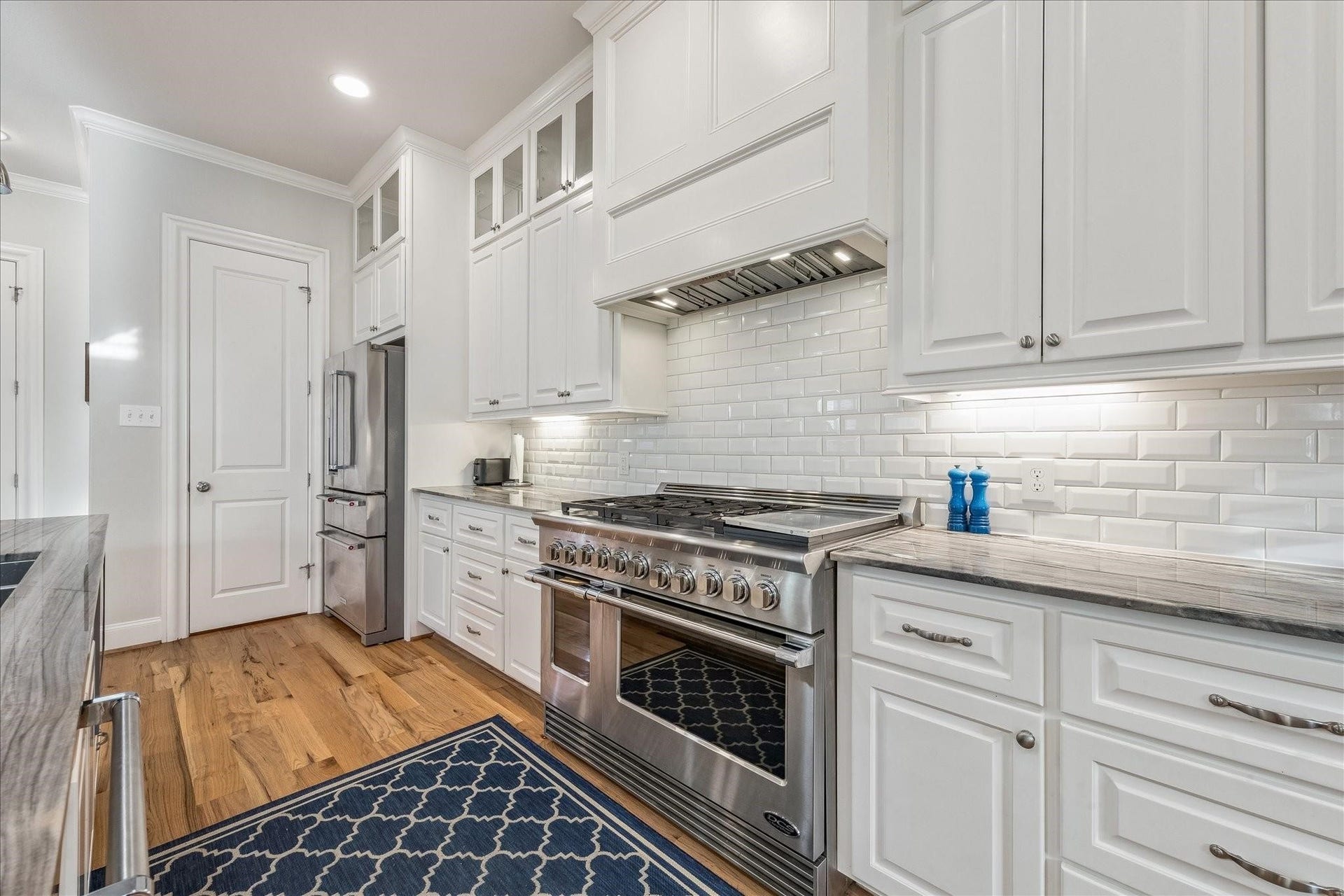 209 Queen Road, Clear Lake Shores, TX 77565 Double oven with a 6 burner gas range, griddle and custom vent hood for every cook's dream.