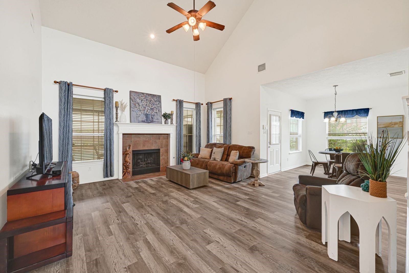 3422 Bay Breeze Drive, Seabrook, TX 77586 Open living area with vaulted ceilings to the second story