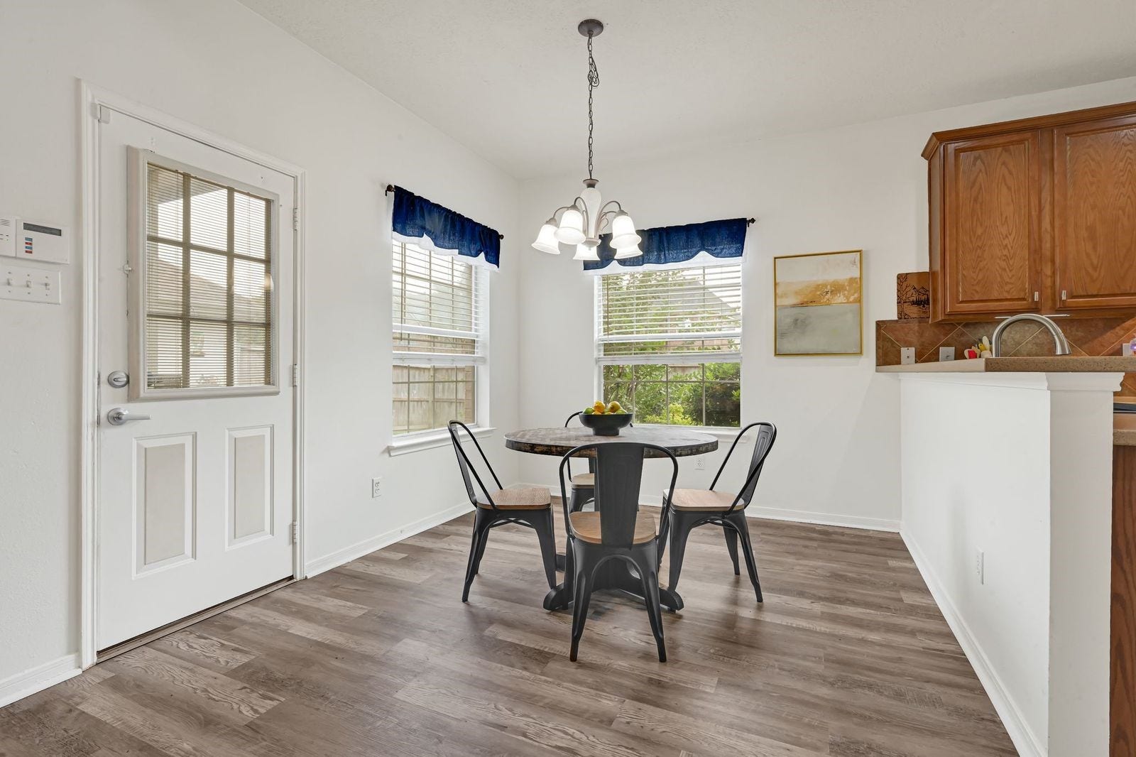 3422 Bay Breeze Drive, Seabrook, TX 77586 Breakfast nook open to kitchen and living room