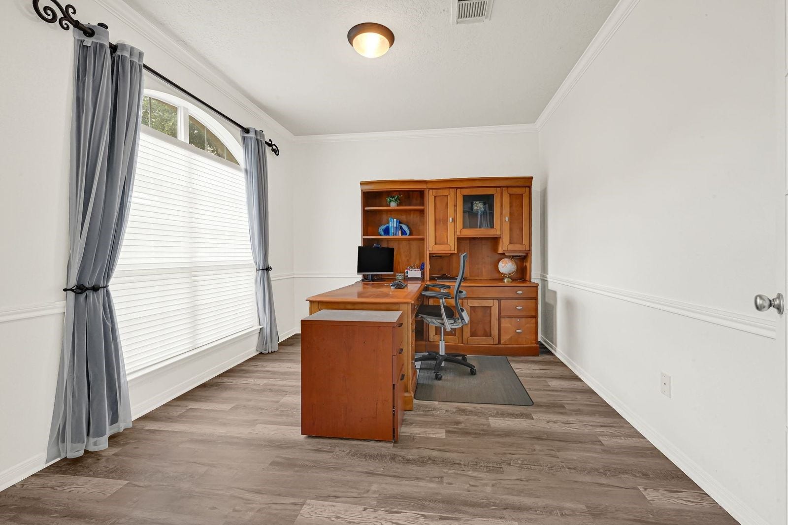3422 Bay Breeze Drive, Seabrook, TX 77586 Spacious Office with natural lighting