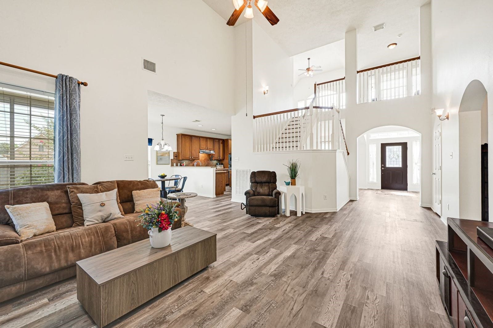 3422 Bay Breeze Drive, Seabrook, TX 77586 Spacious open living open to breakfast area