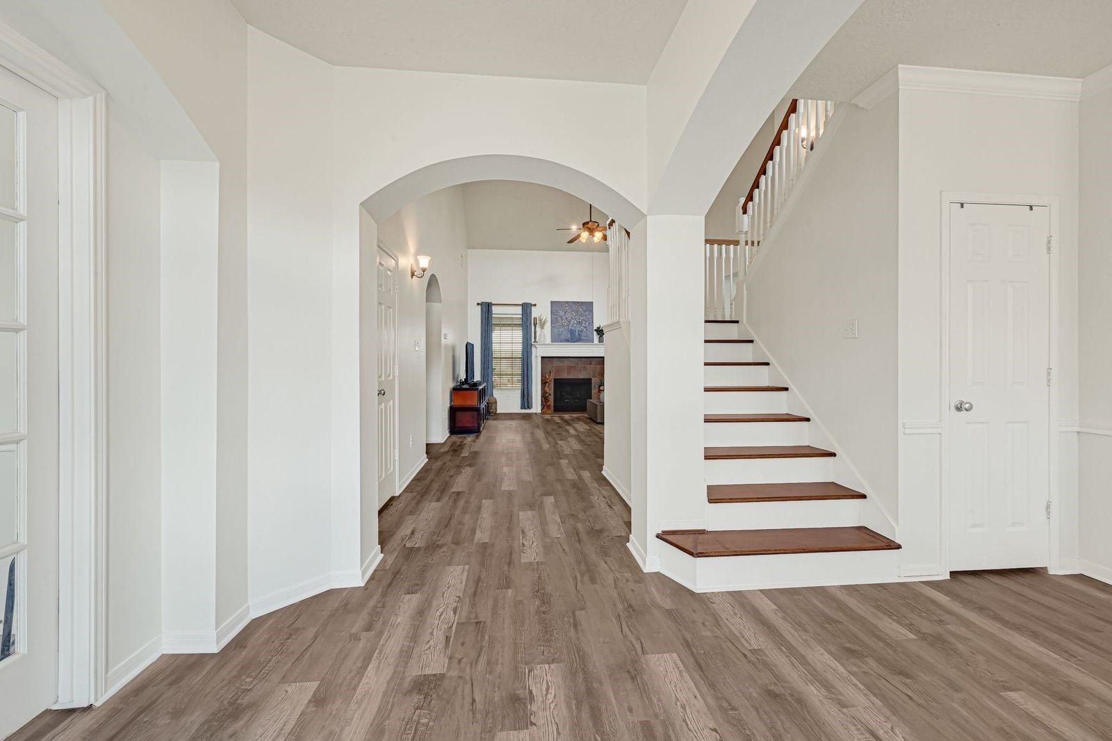 3422 Bay Breeze Drive, Seabrook, TX 77586 Beautiful bright entry