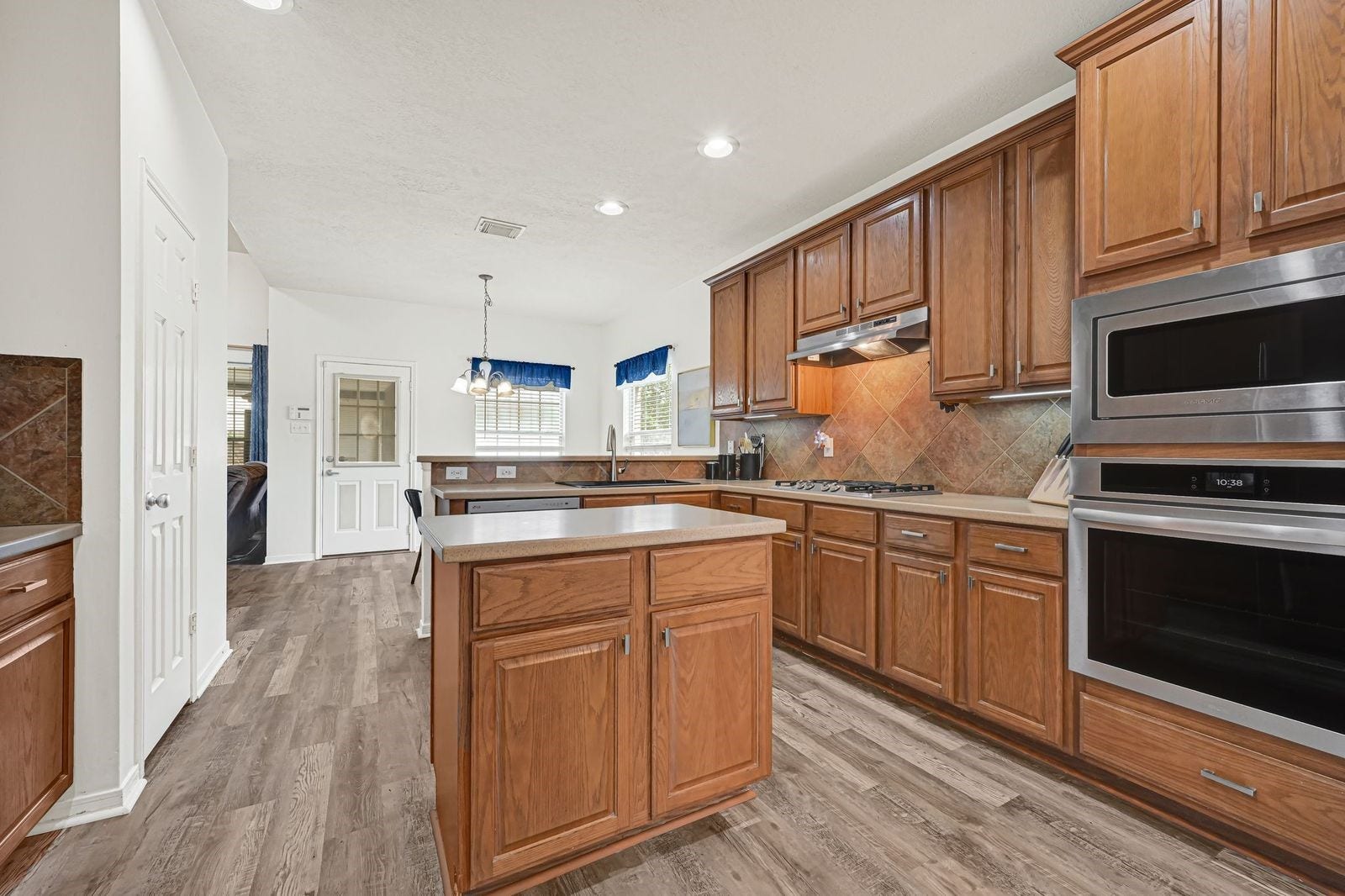 3422 Bay Breeze Drive, Seabrook, TX 77586 Extra storage in the island