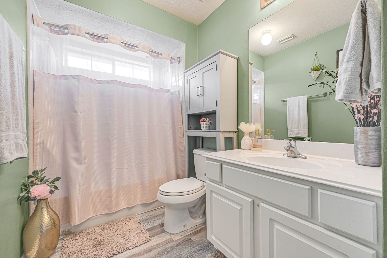 3422 Bay Breeze Drive, Seabrook, TX 77586 Hall bathroom with shower tub combo between bedrooms 2 and 3 with updated flooring