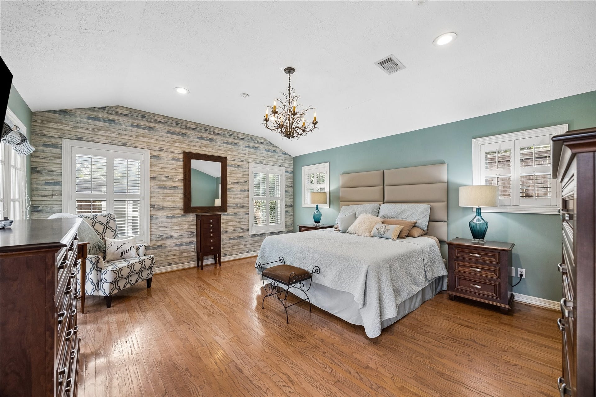 1611 Gardenia Drive, Houston, TX 77018 Expansive primary bedroom offers a vaulted ceiling, hardwood floors and windows on three sides for abundant natural light. French doors provide direct access to the backyard, creating an easy connection to the outdoors.