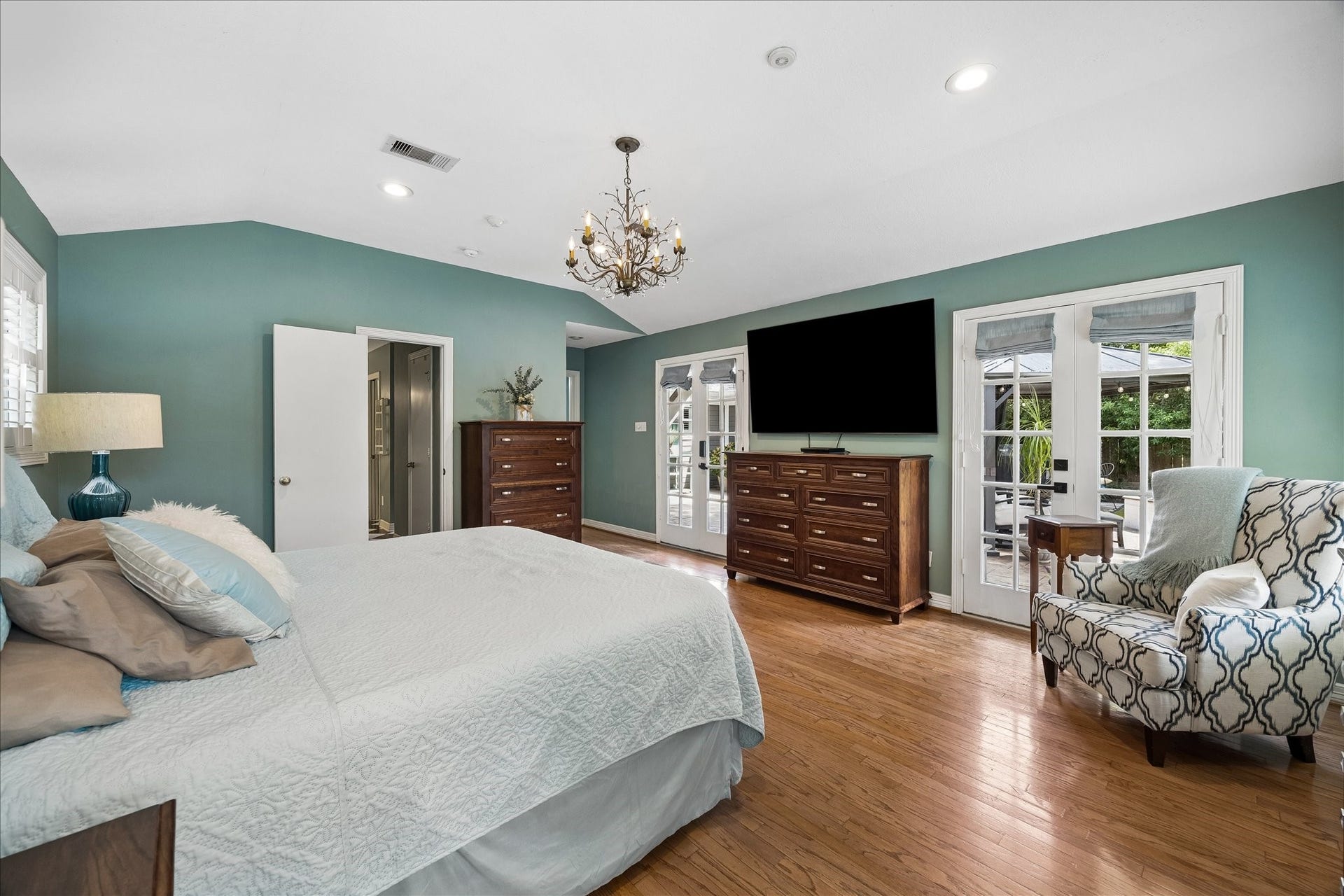 1611 Gardenia Drive, Houston, TX 77018 French doors extend the primary suite directly to the covered patio, offering convenient backyard access and an easy indoor outdoor connection. The generous footprint leaves plenty of room beyond the sleeping area.