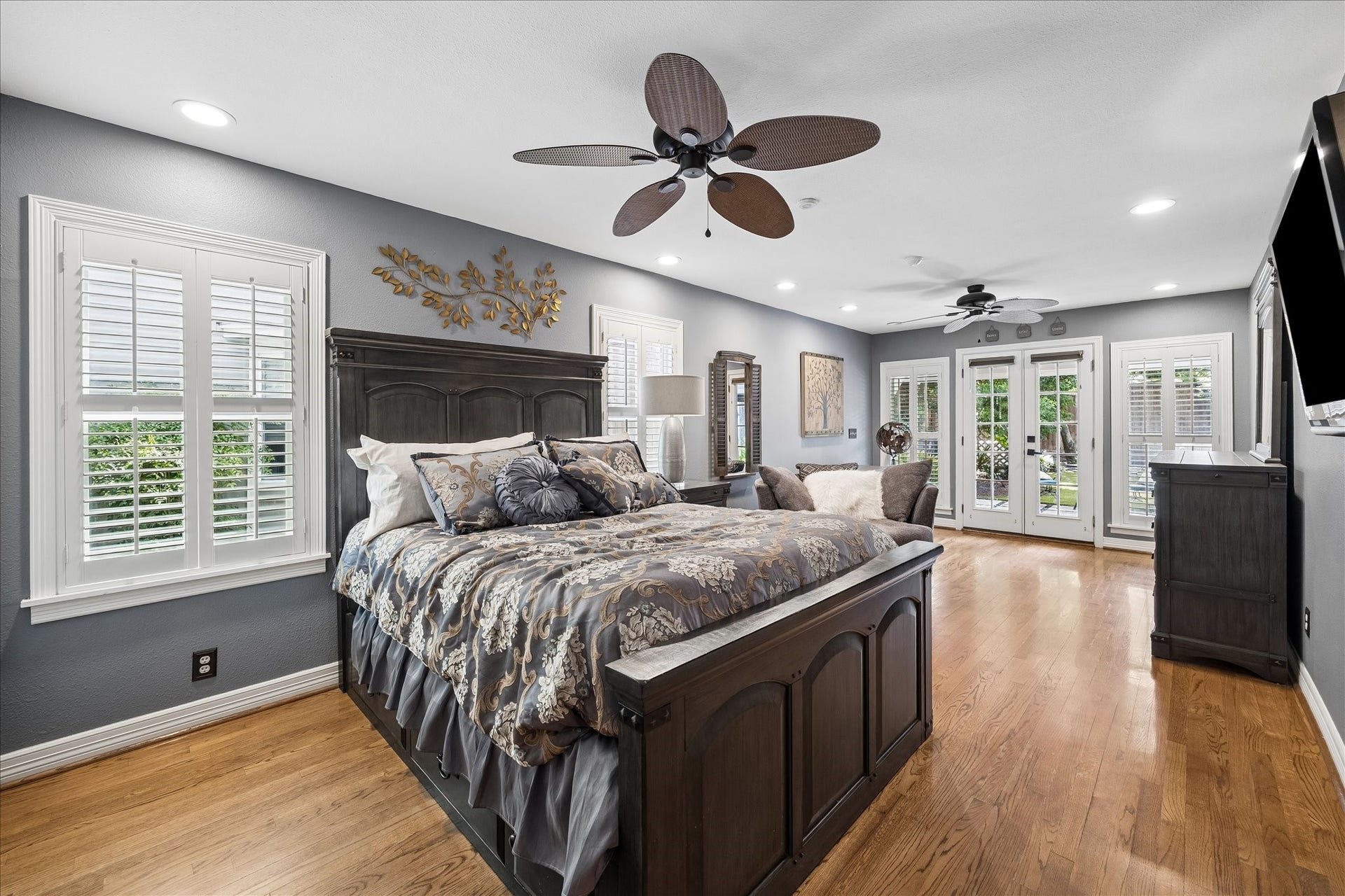 1611 Gardenia Drive, Houston, TX 77018 At over 24 feet long, this secondary bedroom offers exceptional flexibility with space for both sleeping and a separate sitting area. French doors provide direct access to the backyard, while multiple windows bring in natural light.