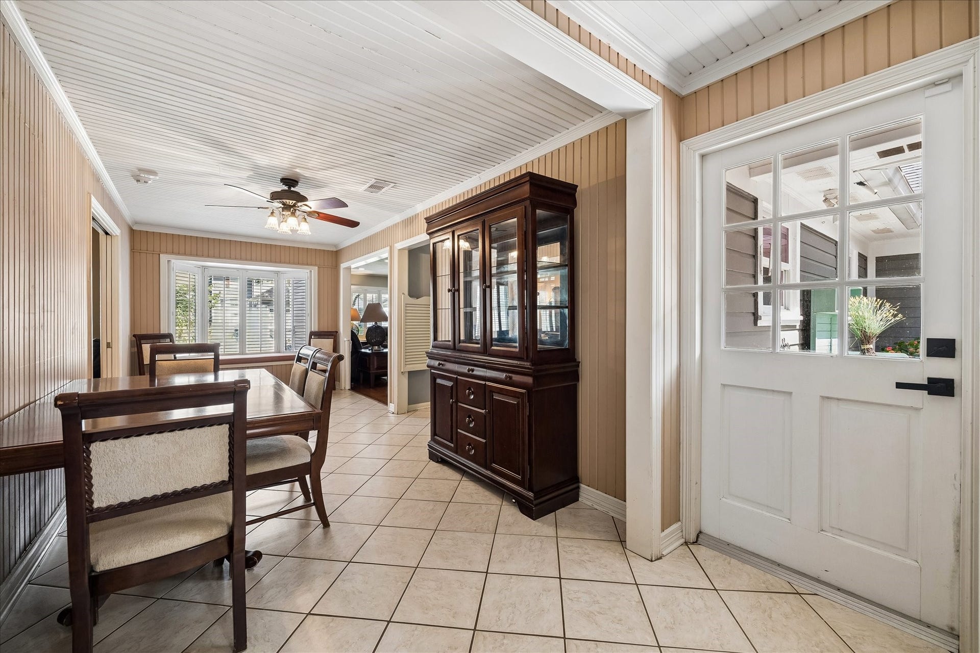 1611 Gardenia Drive, Houston, TX 77018 Beadboard walls and ceiling bring character and warmth to the dining room, while the extended layout provides plenty of space for larger gatherings. Direct access to the covered side porch adds an easy indoor outdoor connection.