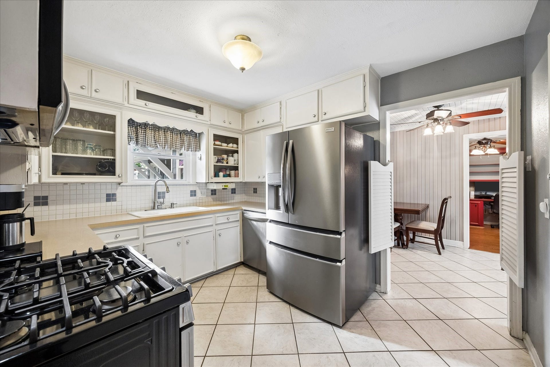 1611 Gardenia Drive, Houston, TX 77018 Positioned between the dining room and living room, the kitchen keeps the homes main gathering spaces closely connected. Tile flooring continues into the adjoining dining area for an easy transition between spaces.