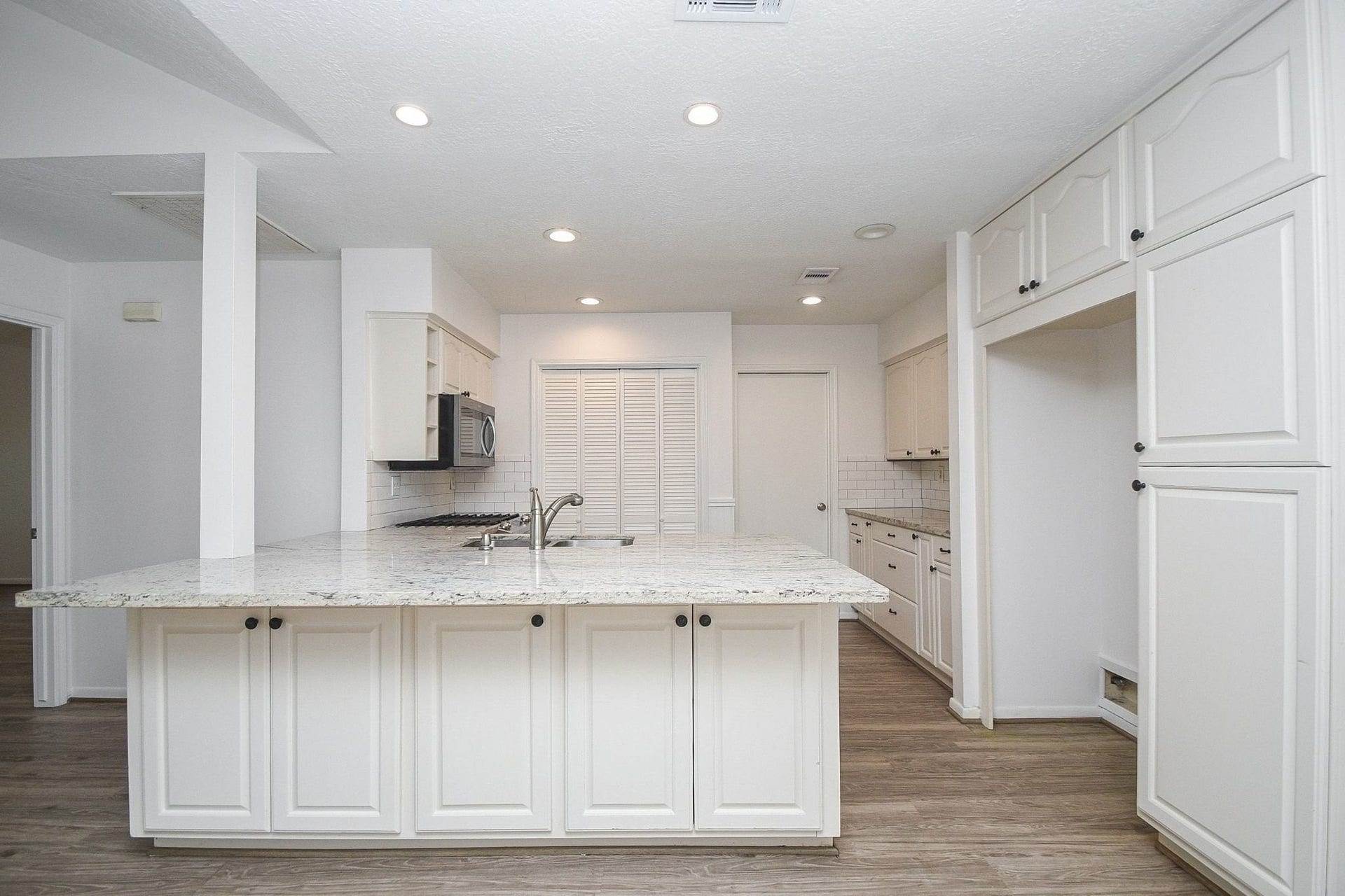 1011 Comstock Springs Drive, Katy, TX 77450 Oversized kitchen peninsula with counter seating.