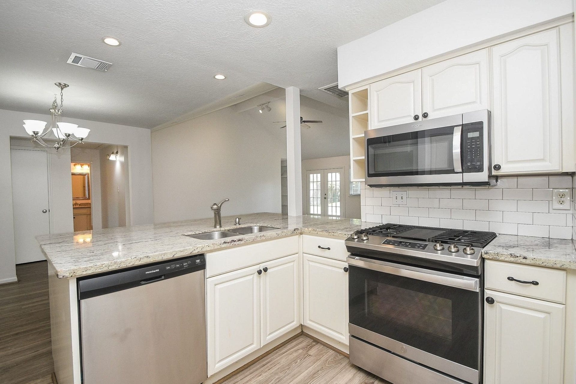 1011 Comstock Springs Drive, Katy, TX 77450 Stainless appliances.