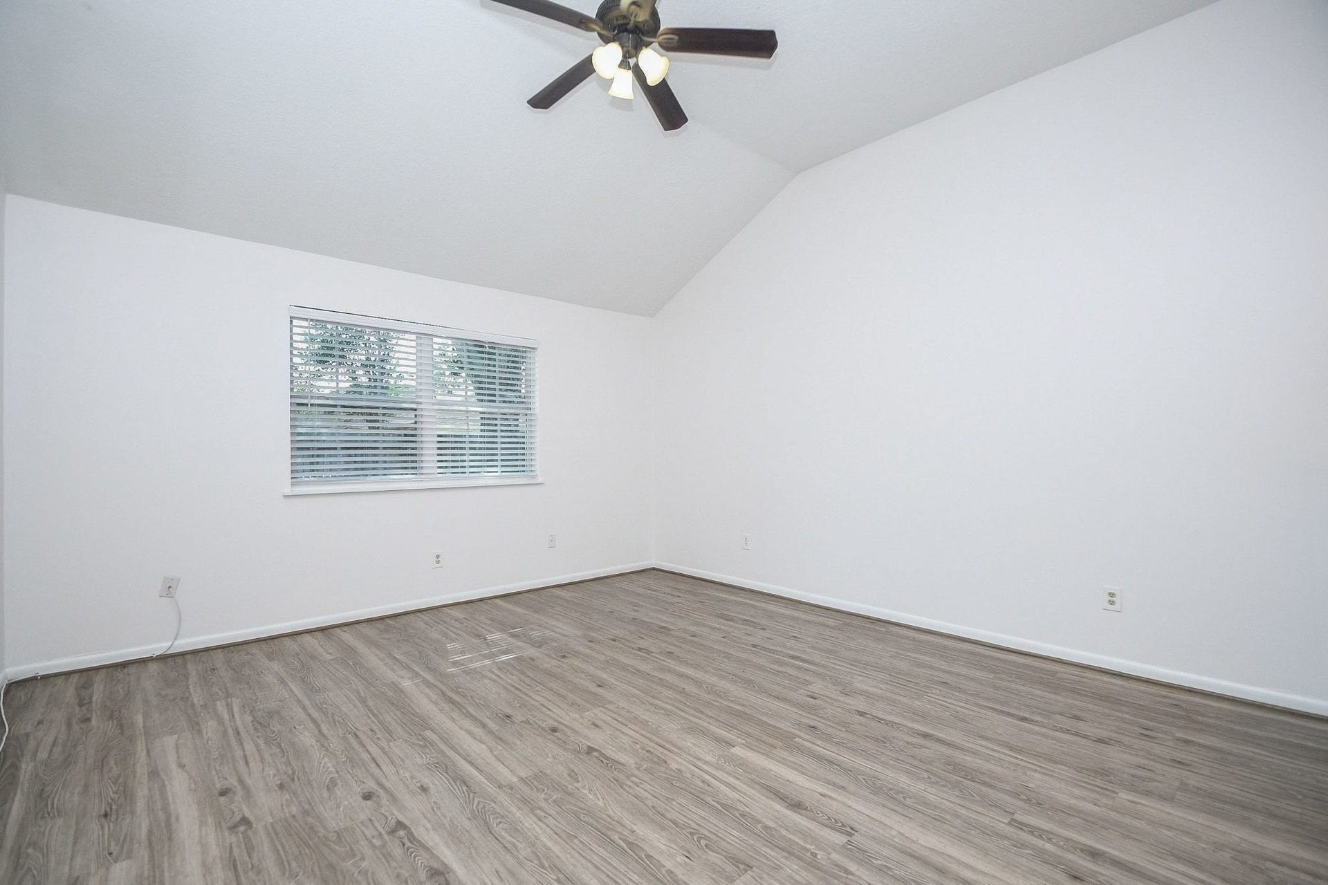 1011 Comstock Springs Drive, Katy, TX 77450 The primary bedroom also has high ceilings.