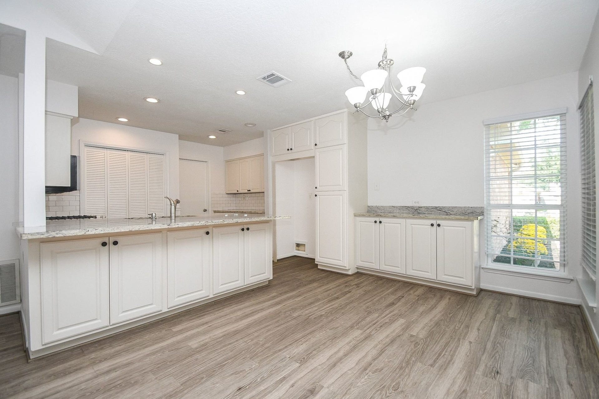 1011 Comstock Springs Drive, Katy, TX 77450 The breakfast area provides extra cabinet storage.