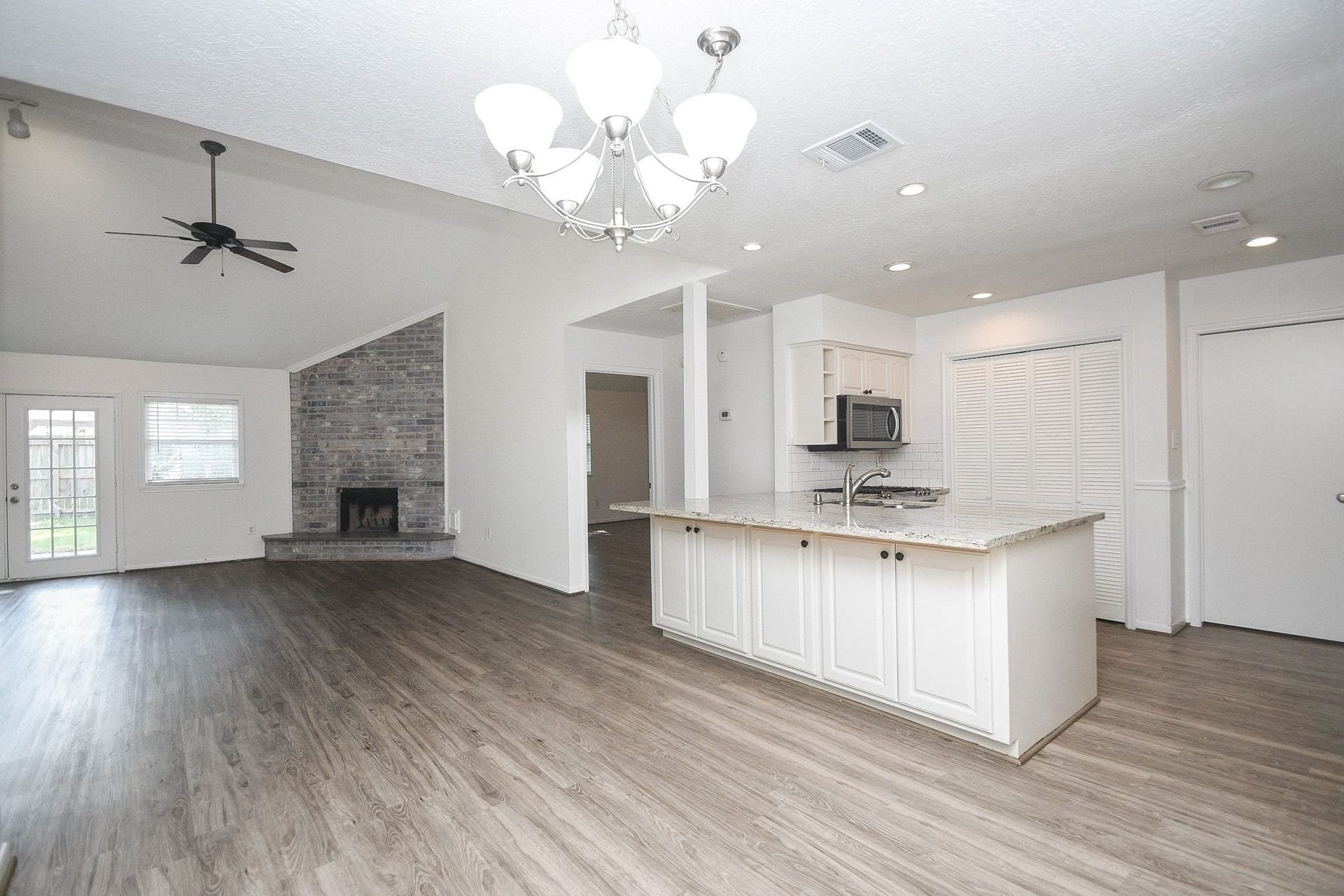 1011 Comstock Springs Drive, Katy, TX 77450 Great open floor plan.