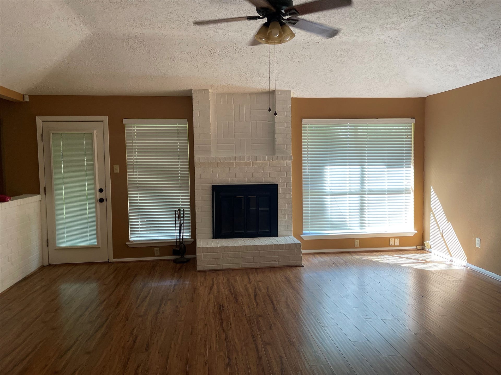 1314 Oak Hollow Drive, Friendswood, TX 77546 Family Room