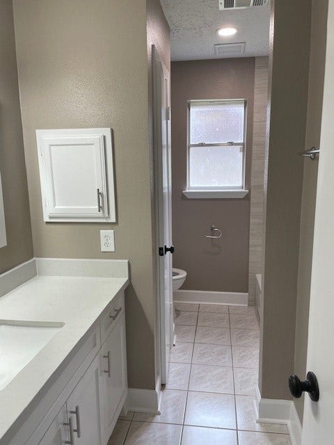 1314 Oak Hollow Drive, Friendswood, TX 77546 Hall Bath