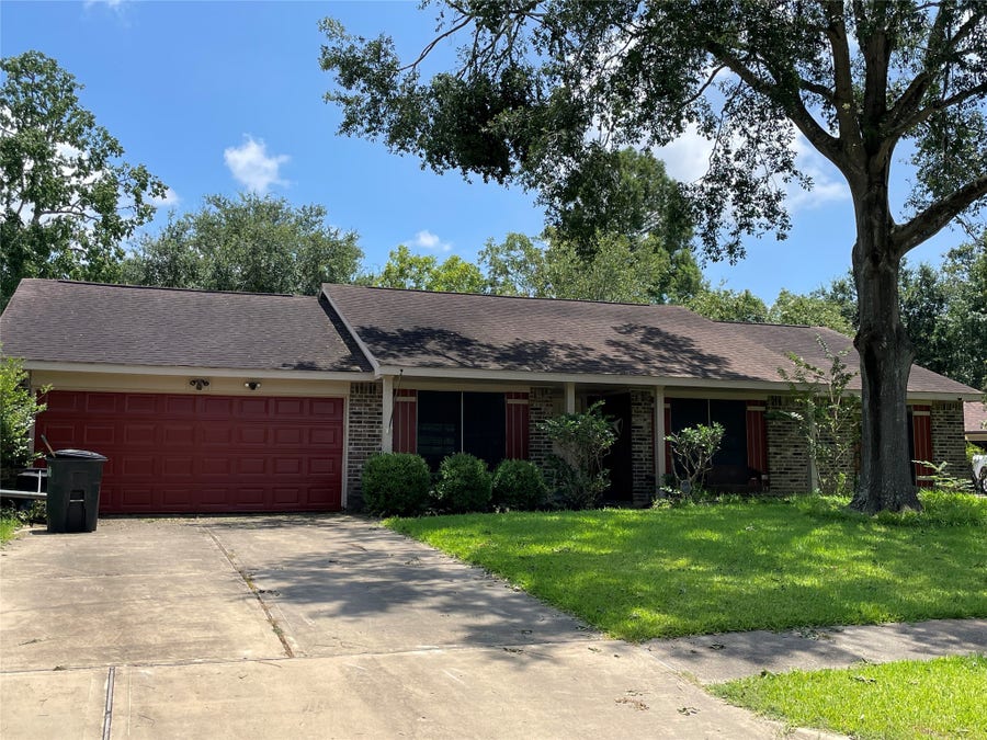 Property photo for 1314 Oak Hollow Drive, Friendswood, TX