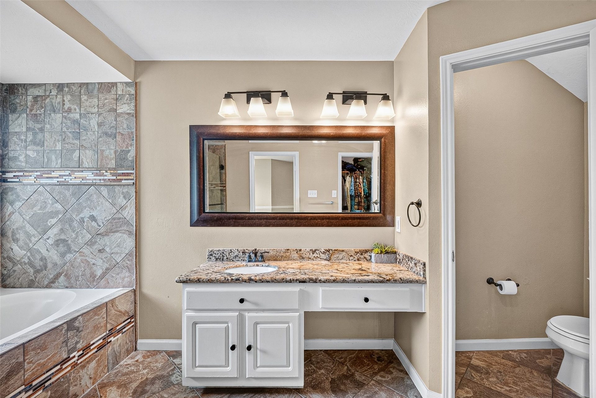 1512 Pine Grove Lane, Pearland, TX 77581 Primary Bathroom
