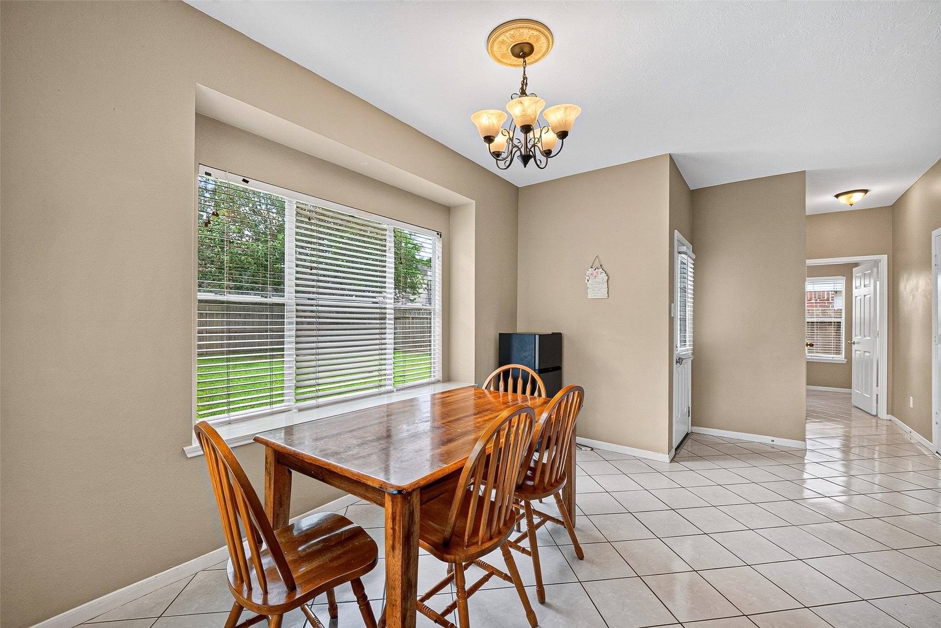 1512 Pine Grove Lane, Pearland, TX 77581 Breakfast area