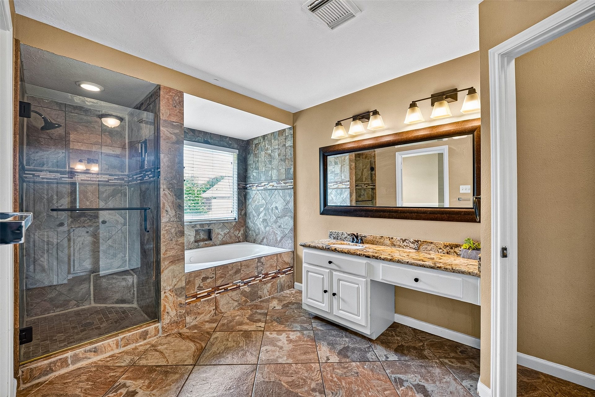 1512 Pine Grove Lane, Pearland, TX 77581 Primary Bathroom