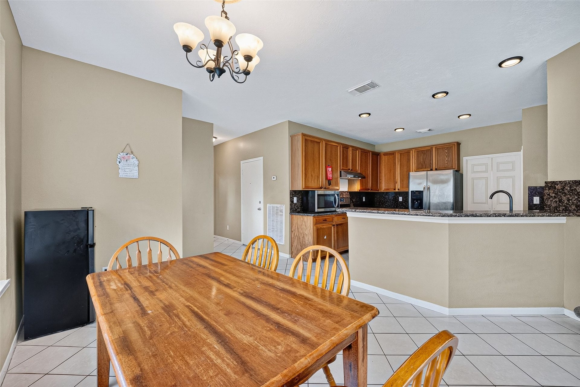 1512 Pine Grove Lane, Pearland, TX 77581 Breakfast area