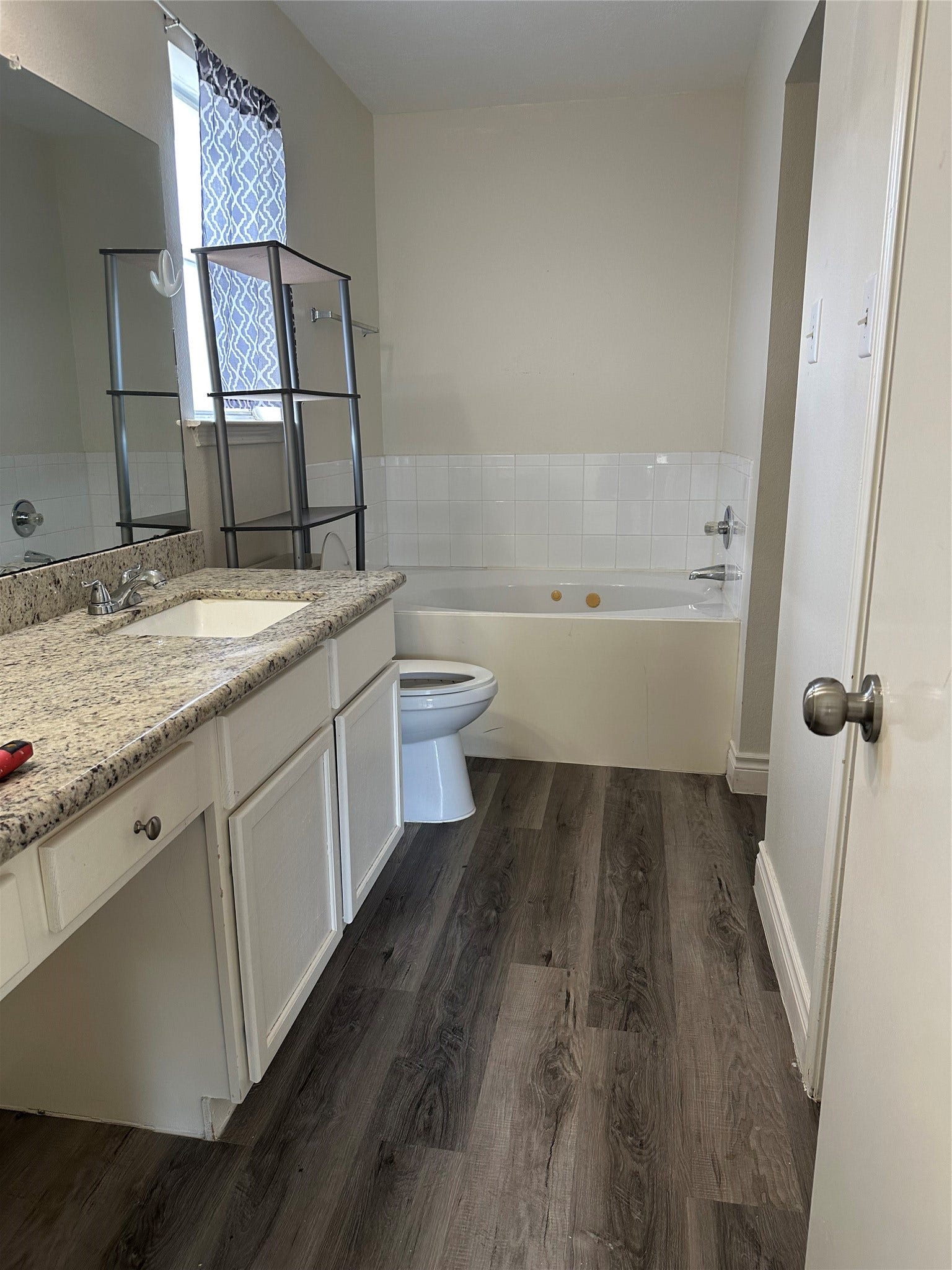 8030 Golf Green Circle, Houston, TX 77036 master bathroom