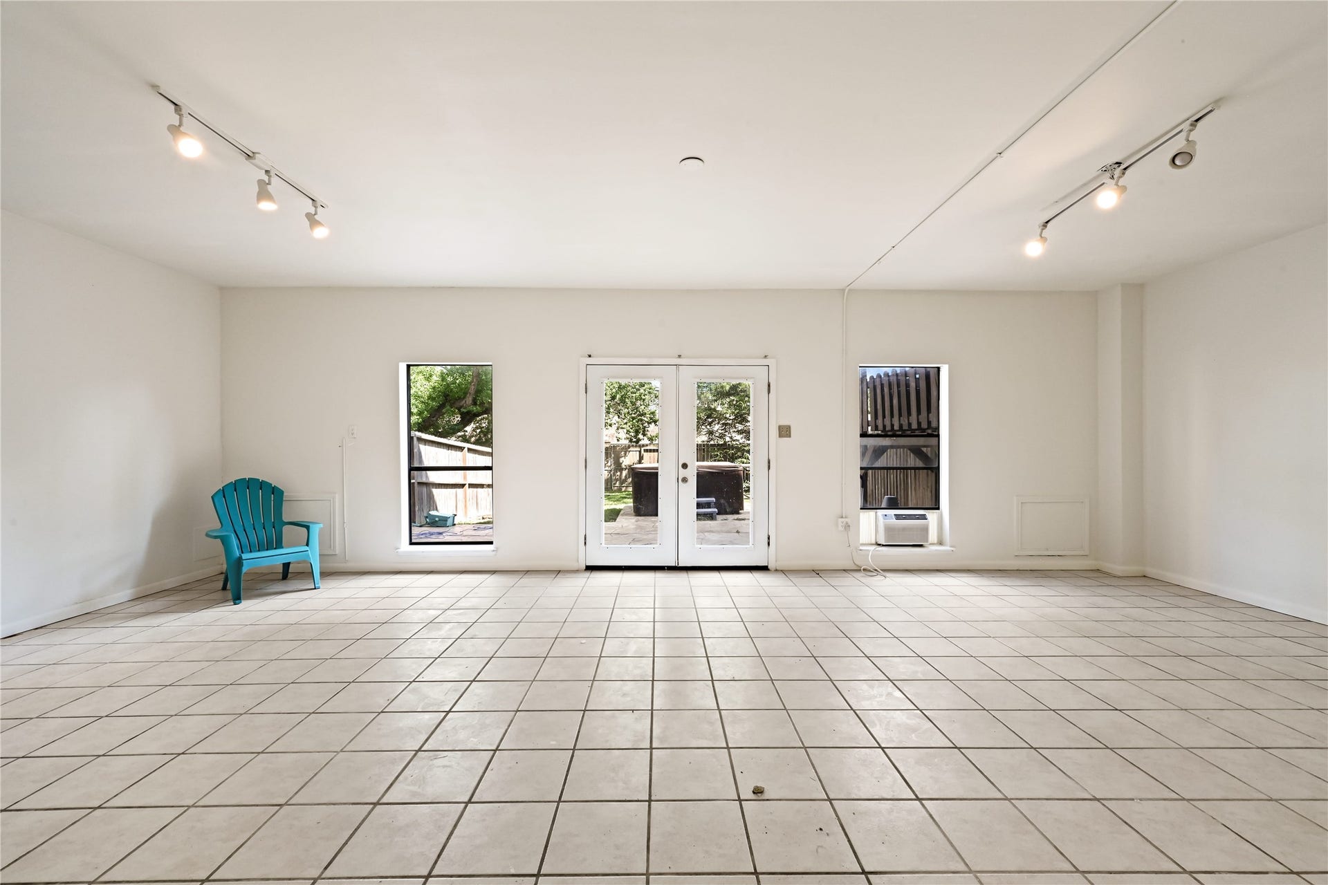 2607 Sailboat Drive, Houston, TX 77058 Ample space in this bright room with large tile flooring, featuring double doors leading to an inviting outdoor space.