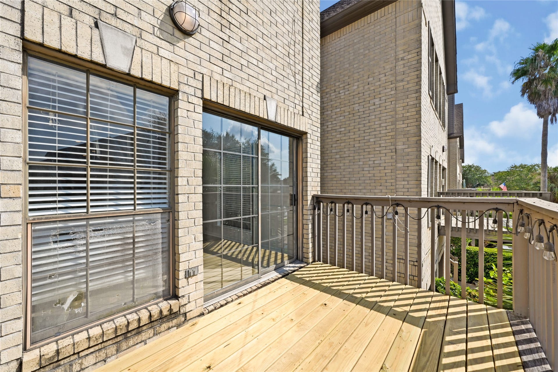 2607 Sailboat Drive, Houston, TX 77058 Charming deck space with a sliding glass door offers a seamless indoor-outdoor transition, perfect for relaxing and entertaining.