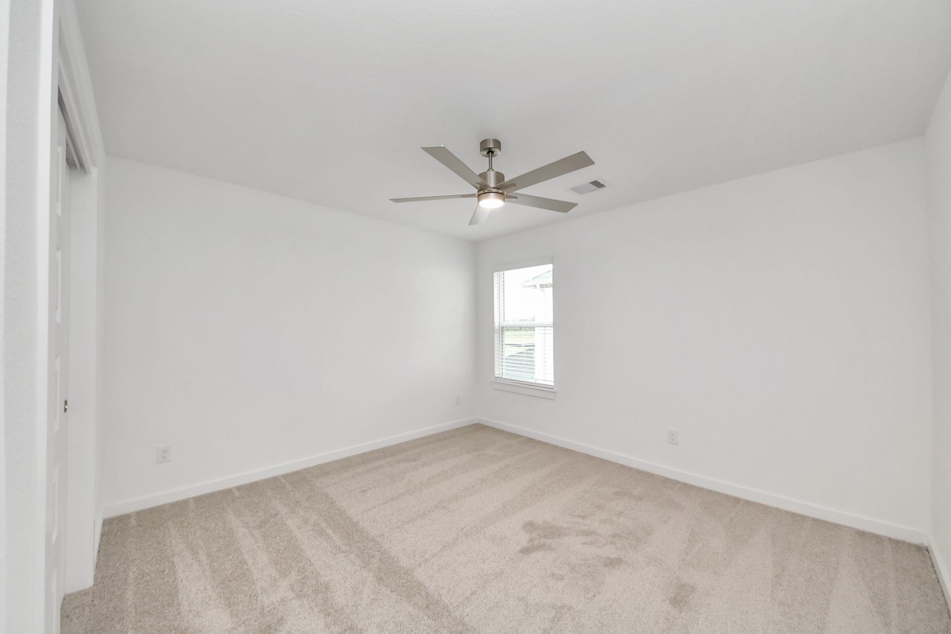 24515 Broad Park Ct, Spring, TX 77373 Secondary bedroom features plush carpeting, large windows that let in plenty of natural light, bright paint, and spacious closets.