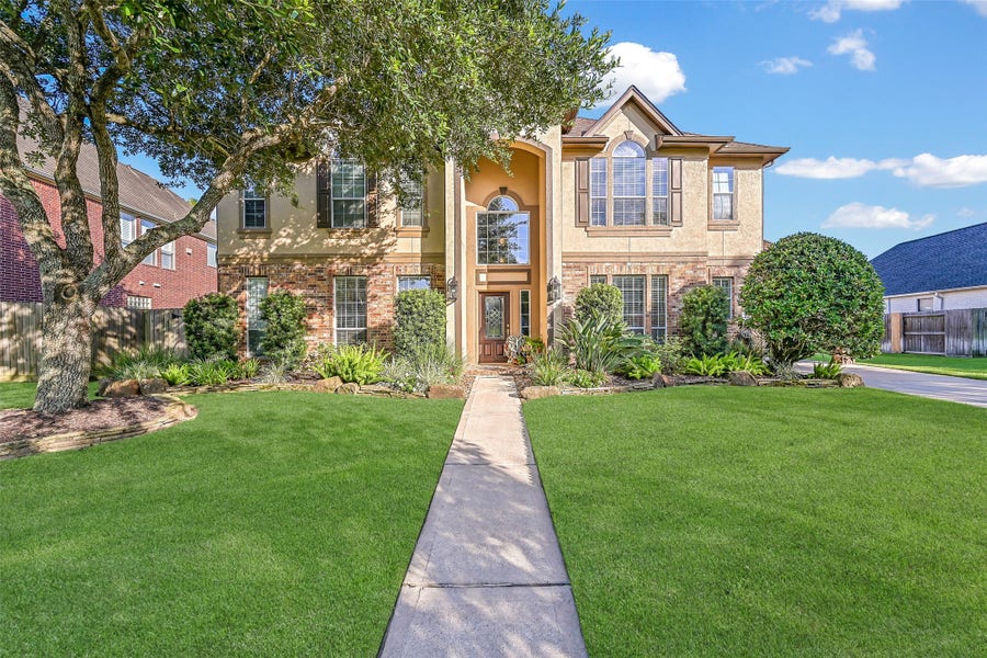Property photo for 1607 Cascade Falls Drive, Friendswood, TX